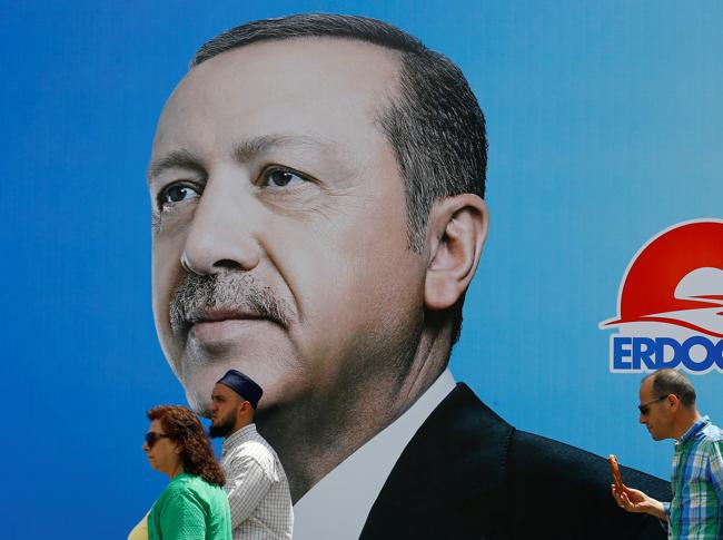 Manifesti elettorali raffiguranti il presidente padrone della Turchia, Tayyip Erdogan